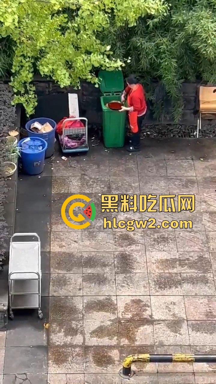 成都猪脚饭店爆雷！潲水桶的油循环再用，健康又美味，老板娘废物利用一绝！-5