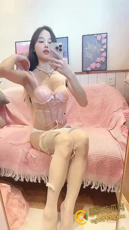 抖音性感网红【林萌】，甜美外表下竟是性瘾狂魔，连牙刷都拿来自慰，被男友按在镜子前后入！-5