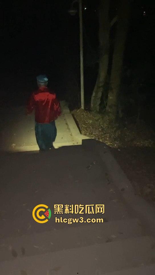 广东揭阳黄岐山森林公园惊现穿寿衣夜爬怪人 半夜见到能直接吓破胆！-4
