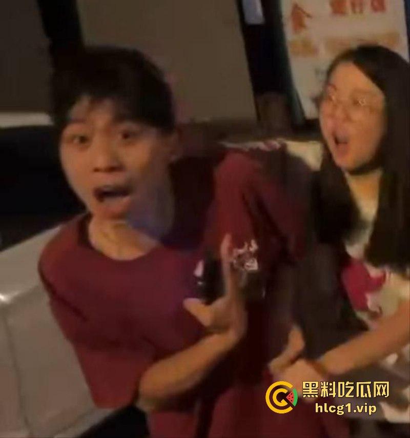 哥们贴脸拍有点过分了哈！鹤山女司机把人撞了 警察来了还追着人打！-3