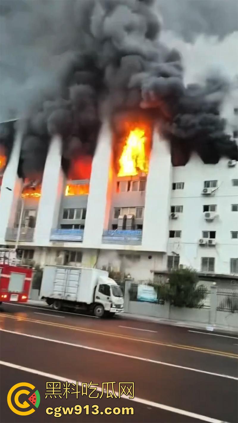 一根烟毁灭一栋楼!温州乐清盐盘工业园区,几名女工仓房抽烟,引发大火10多辆消防车都无法扑灭!-1