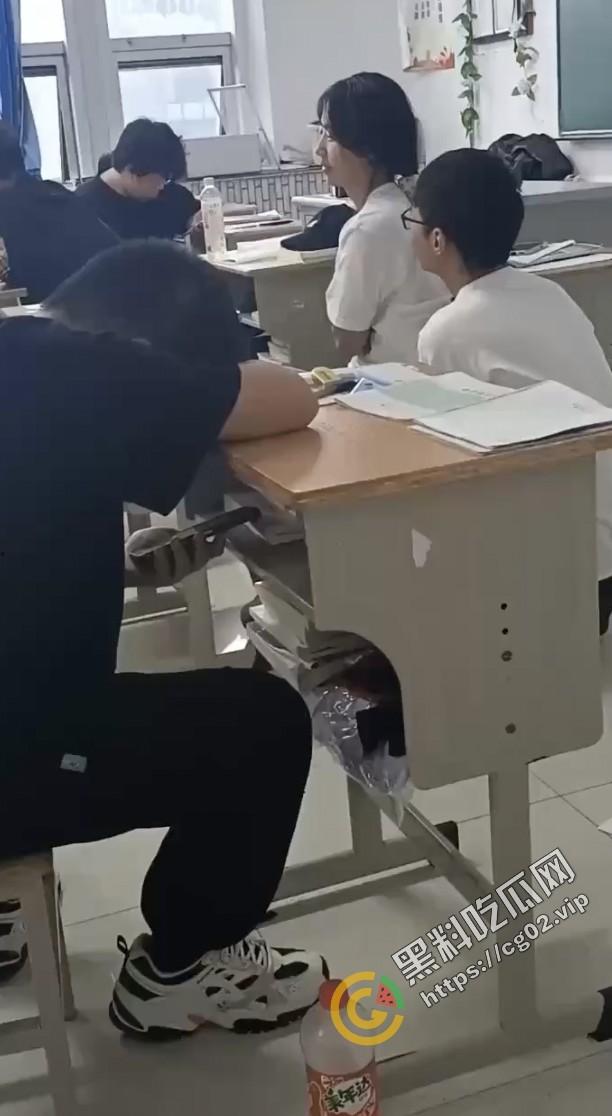 狗男女！教室当着这么多人竟然干起来了？！-1