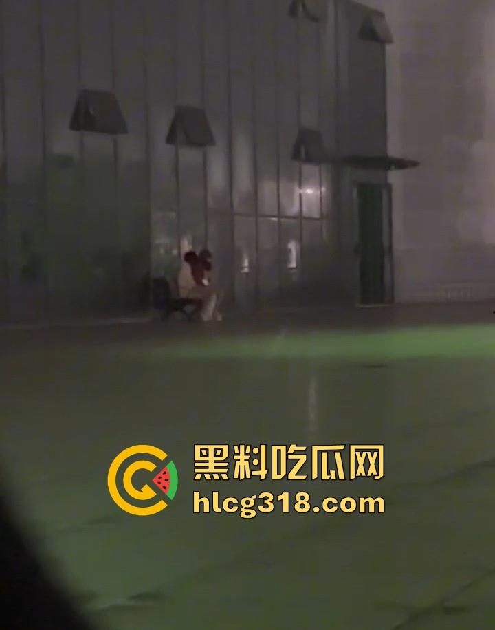 广西某职高情侣露出野战，在学校操场长椅激情啪啪，果然是年轻人开房钱都省了。-4