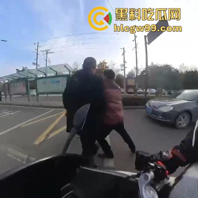 女骑士惨遭粗口boy暴风输出，过个马路直接破防，被街头国粹连招骂懵，全程高能输出不带重样！-5