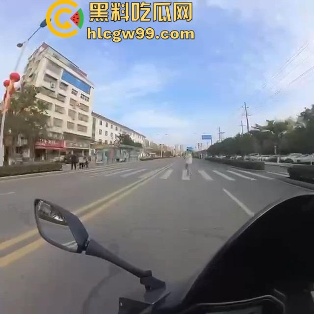 女骑士惨遭粗口boy暴风输出，过个马路直接破防，被街头国粹连招骂懵，全程高能输出不带重样！-10