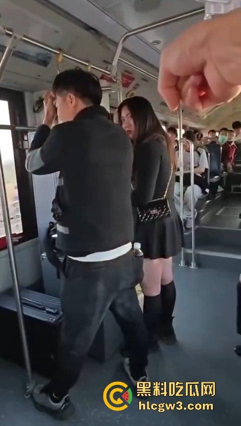 坦克小仙女坐公交大声喧哗反怼劝阻者 结果遇上硬茬 下车被骂到破防 大爷在车上笑得不行!-3