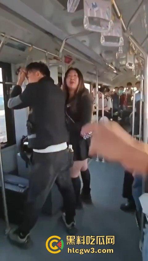坦克小仙女坐公交大声喧哗反怼劝阻者 结果遇上硬茬 下车被骂到破防 大爷在车上笑得不行!-5