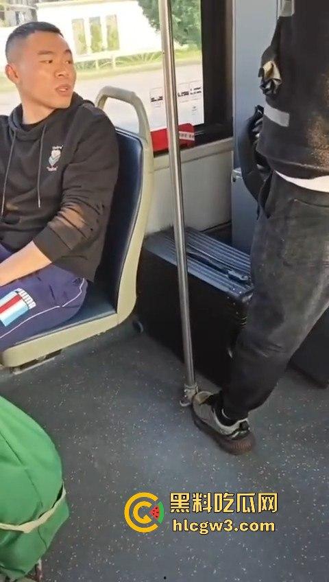 坦克小仙女坐公交大声喧哗反怼劝阻者 结果遇上硬茬 下车被骂到破防 大爷在车上笑得不行!-7