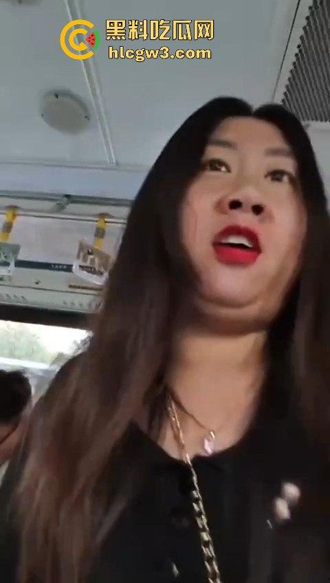 坦克小仙女坐公交大声喧哗反怼劝阻者 结果遇上硬茬 下车被骂到破防 大爷在车上笑得不行!-9