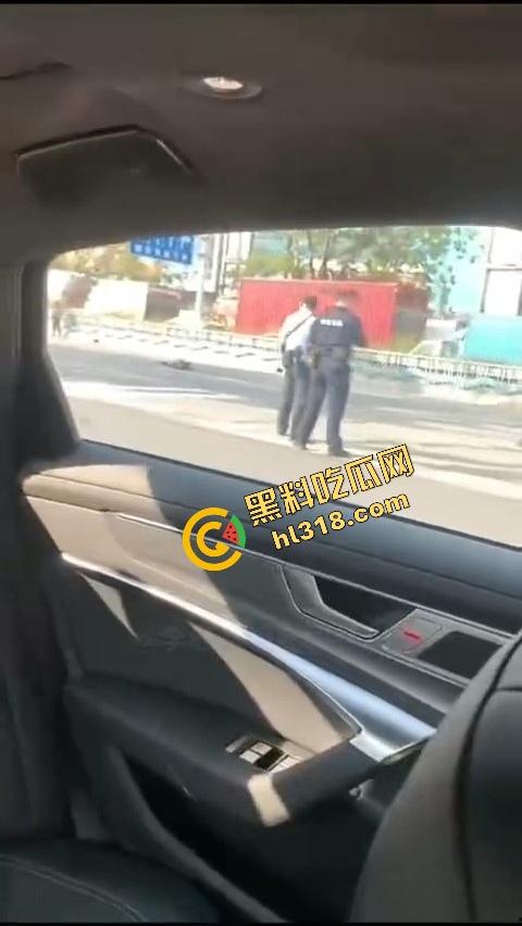 东莞中堂街头真人炸鸡秀，大哥背炸弹变身爆破鬼才堵路，手握军刺装狠，警方现场上演爆头大戏！-8