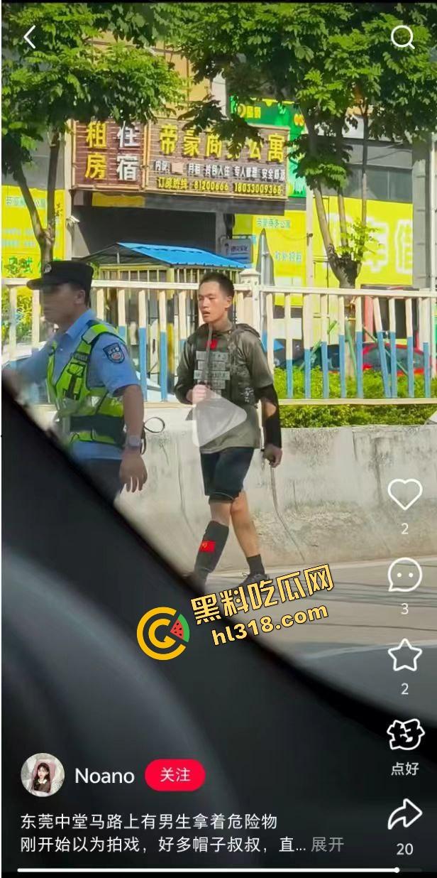 东莞中堂街头真人炸鸡秀，大哥背炸弹变身爆破鬼才堵路，手握军刺装狠，警方现场上演爆头大戏！-15