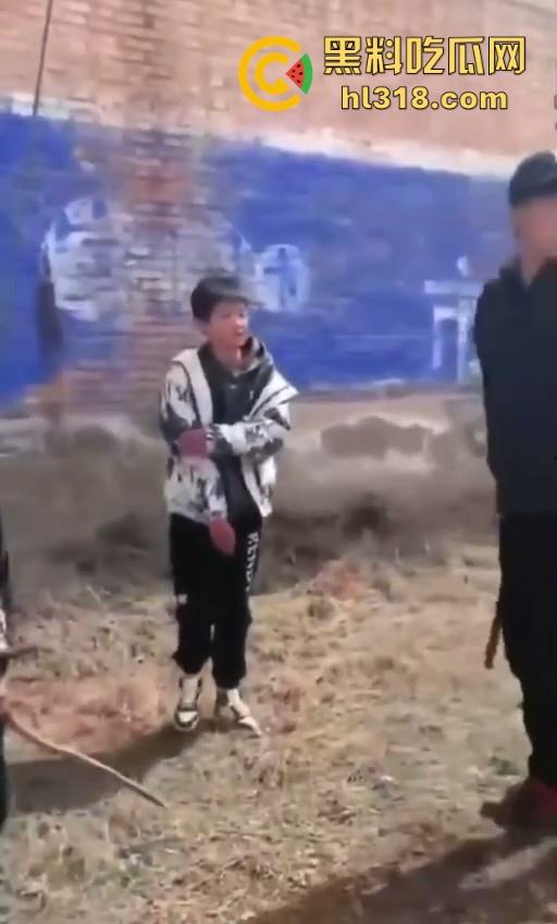 少数民族小学生打架群殴现场曝光，年轻少年手持铁棍殴打，拳打脚踢围追堵截，欺负小朋友啊 ？-5
