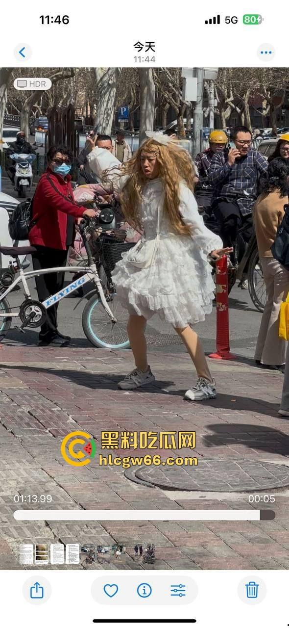 烟台街头惊现男娘哥斯拉 大叔穿白裙戴金假发扯着光腿神器当街起舞 路人全员respect！-8
