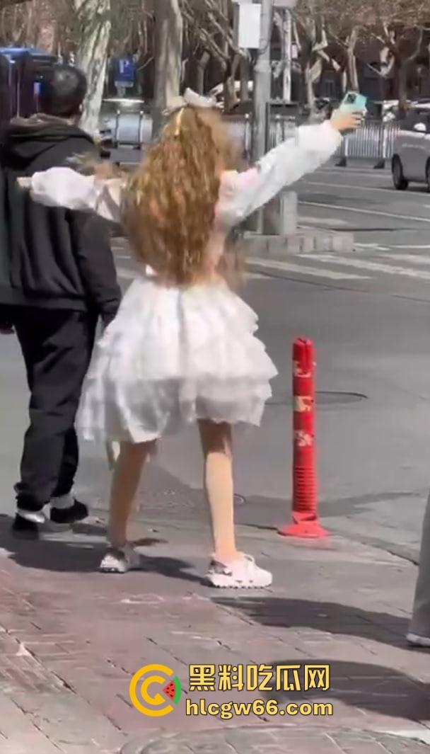 烟台街头惊现男娘哥斯拉 大叔穿白裙戴金假发扯着光腿神器当街起舞 路人全员respect！-11
