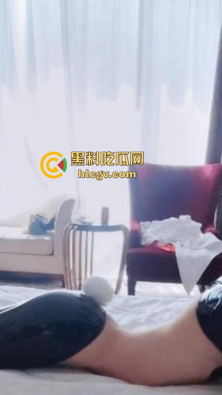 广州动漫星城厕所门事件，TScoser『鹅宝不是鹅』免费提供屁眼享受，男厕排队操！-4