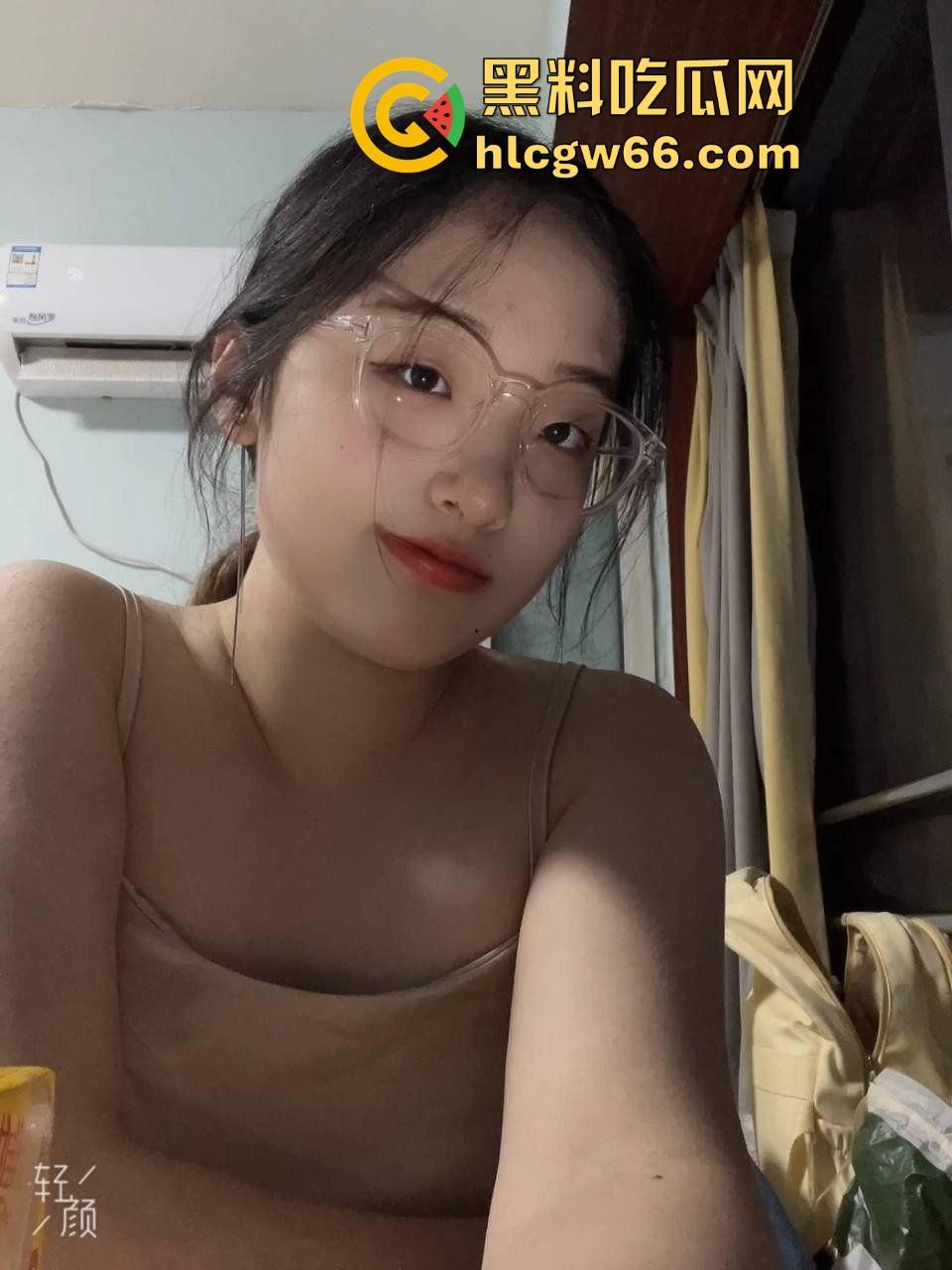 武大学妹『 邵斐』床上骚成狗，颜值一般皮肤很嫩，被无套爆草抓头发猛操爽得跟发情母狗一样！-1