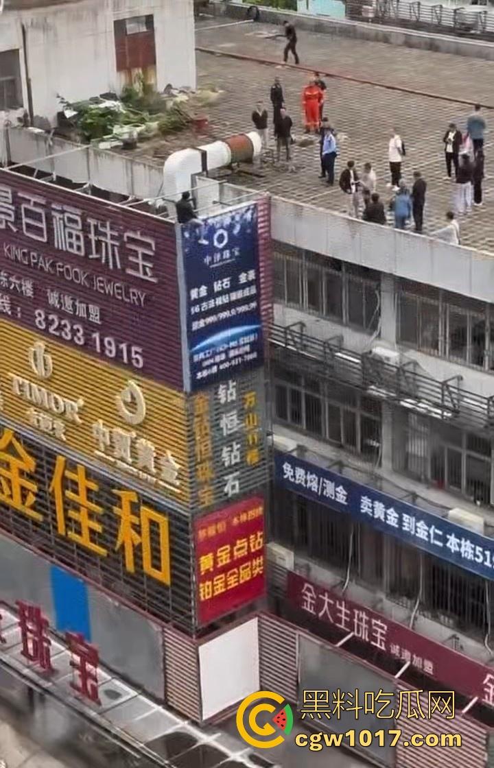 黄金价格暴跌！深圳市罗湖区水贝，金展国际珠宝广场楼上又一个想不开的要跳搂，这哥们是不是全仓了黄金！-3
