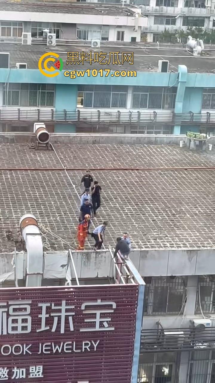 黄金价格暴跌！深圳市罗湖区水贝，金展国际珠宝广场楼上又一个想不开的要跳搂，这哥们是不是全仓了黄金！-5