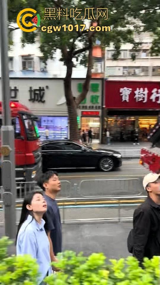 黄金价格暴跌！深圳市罗湖区水贝，金展国际珠宝广场楼上又一个想不开的要跳搂，这哥们是不是全仓了黄金！-6