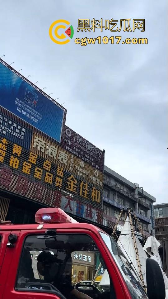 黄金价格暴跌！深圳市罗湖区水贝，金展国际珠宝广场楼上又一个想不开的要跳搂，这哥们是不是全仓了黄金！-7