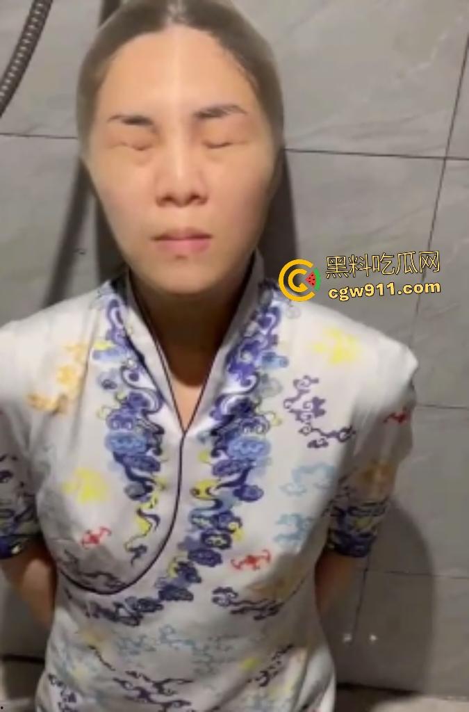 航空女神变金主母狗【梁美红】，拜金空姐厕所被尿身，丝袜罩头舔屁眼被调教，害的金主都不敢亲臭嘴！-2