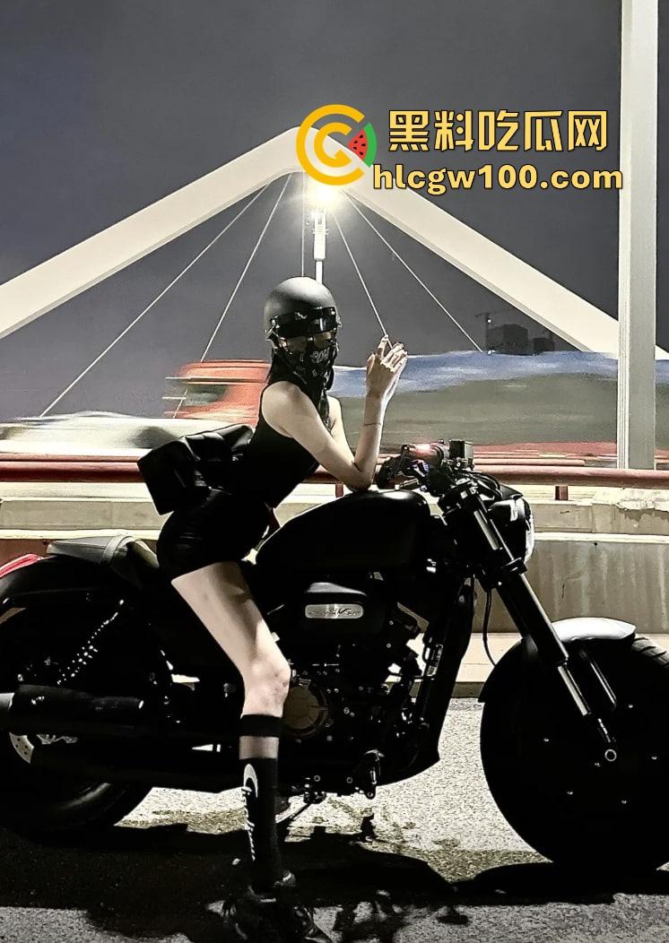 摩托圈真香定律只爱女骑不爱男 女骑才是摩托圈的门面 丝袜造型冷天也不怂 风里拍片还玩验胸！-4