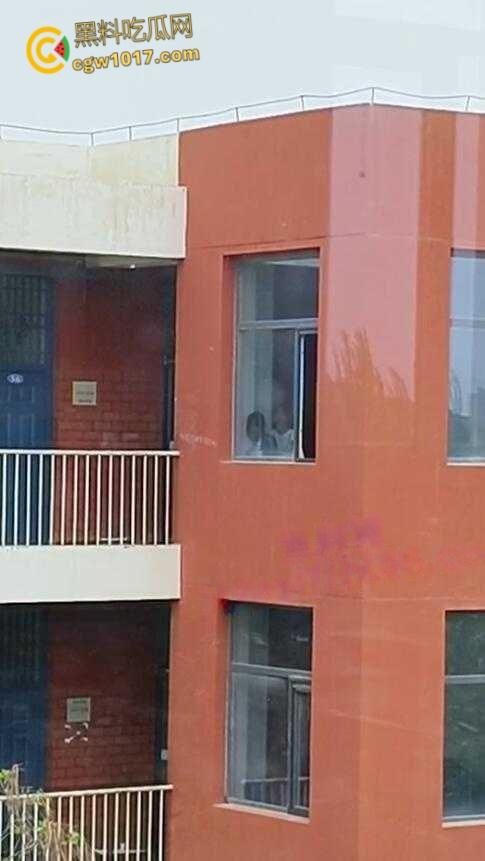 宁夏银川永宁回民高级中学，高一情侣午休时间楼梯间打炮，趴在窗户上无套后入，小小年纪如此大胆了-6