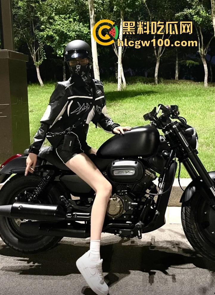 摩托圈真香定律只爱女骑不爱男 女骑才是摩托圈的门面 丝袜造型冷天也不怂 风里拍片还玩验胸！-10