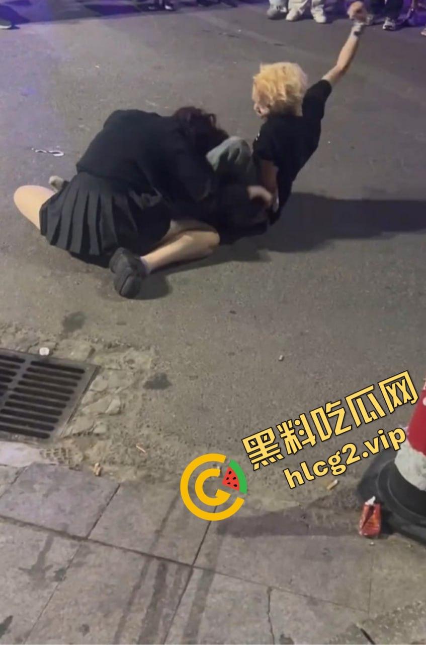 北京工体坦克大战黄毛细狗，全程碾压毫无还手之力，细狗惨被三角绞！-3