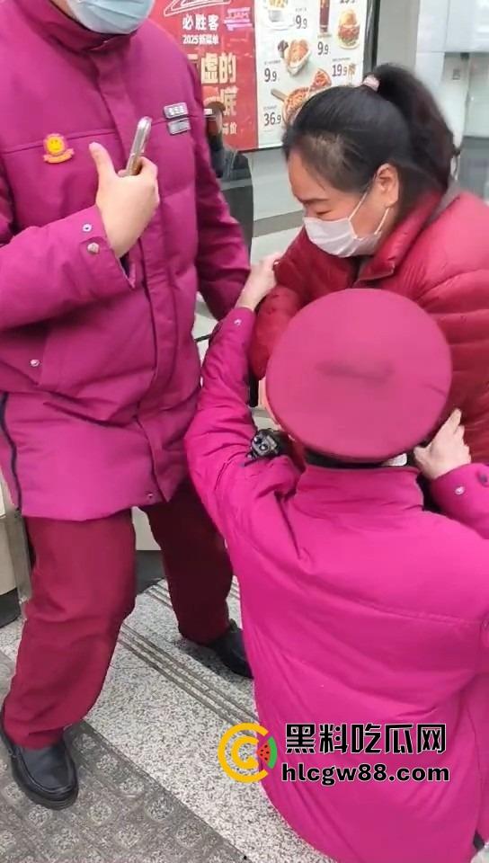 武汉地铁上演最牛逃票大妈，三个辅警拦不住，学生卡在手，长楼梯狂奔，年轻人看了都自愧不如！-2