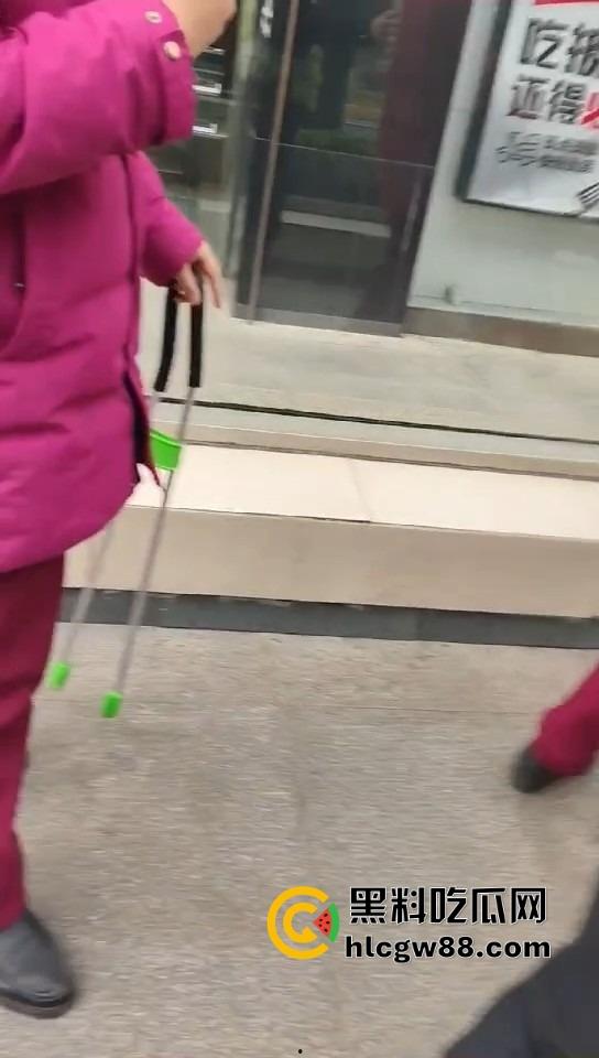 武汉地铁上演最牛逃票大妈，三个辅警拦不住，学生卡在手，长楼梯狂奔，年轻人看了都自愧不如！-3