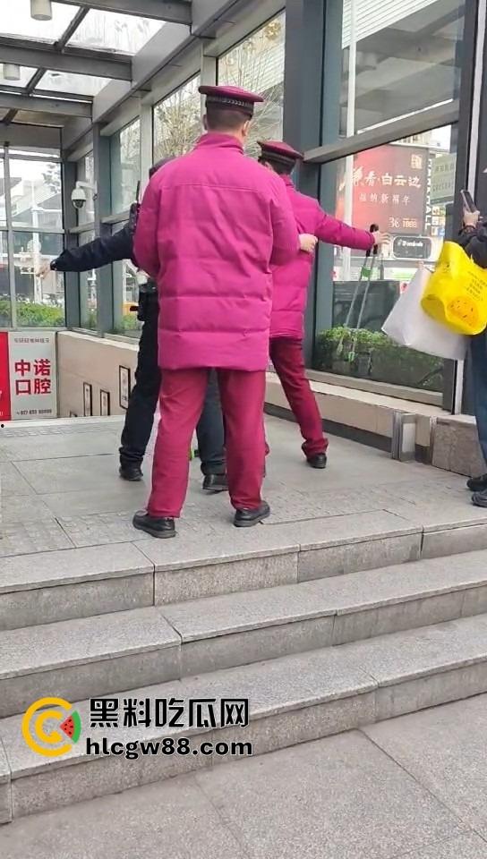 武汉地铁上演最牛逃票大妈，三个辅警拦不住，学生卡在手，长楼梯狂奔，年轻人看了都自愧不如！-7