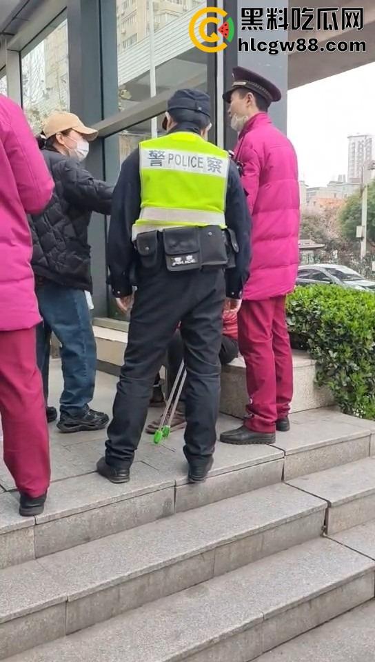 武汉地铁上演最牛逃票大妈，三个辅警拦不住，学生卡在手，长楼梯狂奔，年轻人看了都自愧不如！-10