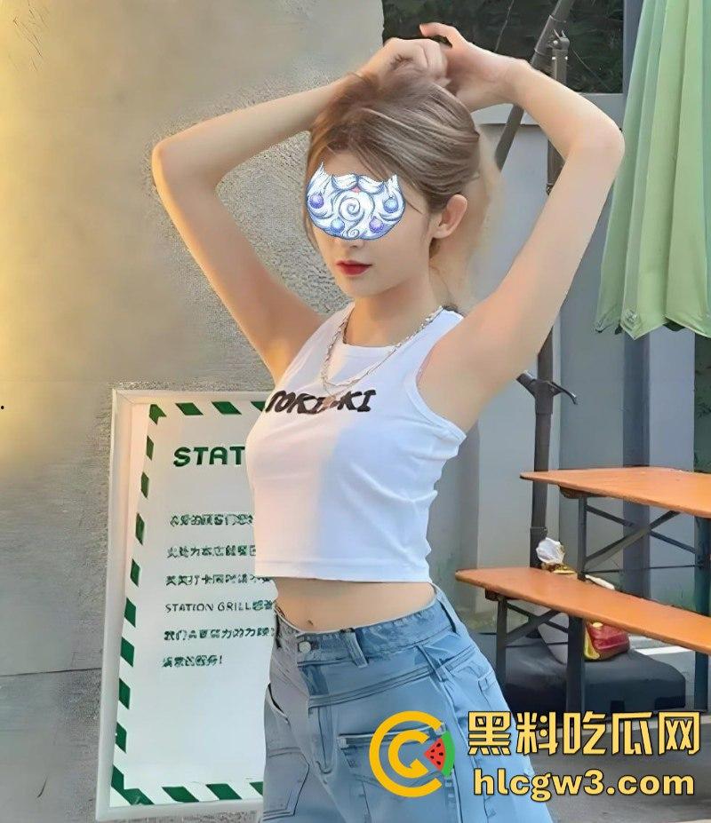 南通大学学姐【杨舒予】拍私房照被摄影师酒店调教 搔首弄姿掰穴怼拍超带劲！-1