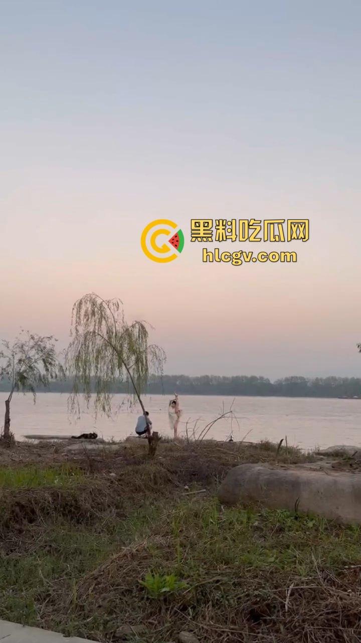 骚气人妻湖边写真骚到冒泡！穿薄纱大劈一字马，这骚架势把路人都看傻了，怪不得老公快秃了！-2