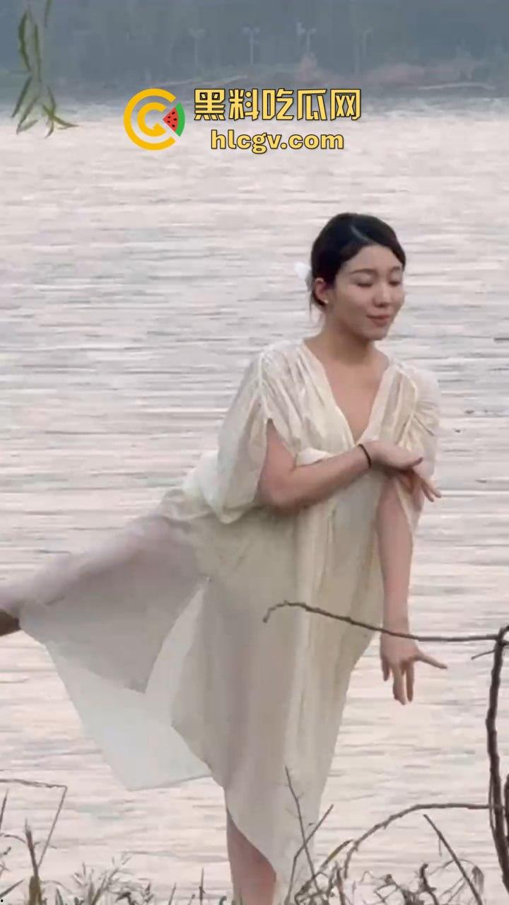 骚气人妻湖边写真骚到冒泡！穿薄纱大劈一字马，这骚架势把路人都看傻了，怪不得老公快秃了！-6