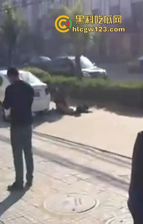 大爷大妈马路边激情做爱 被围观群众怼脸拍摄 吓的大爷连忙起身提裤子 大妈全裸状态还一脸懵逼！-1