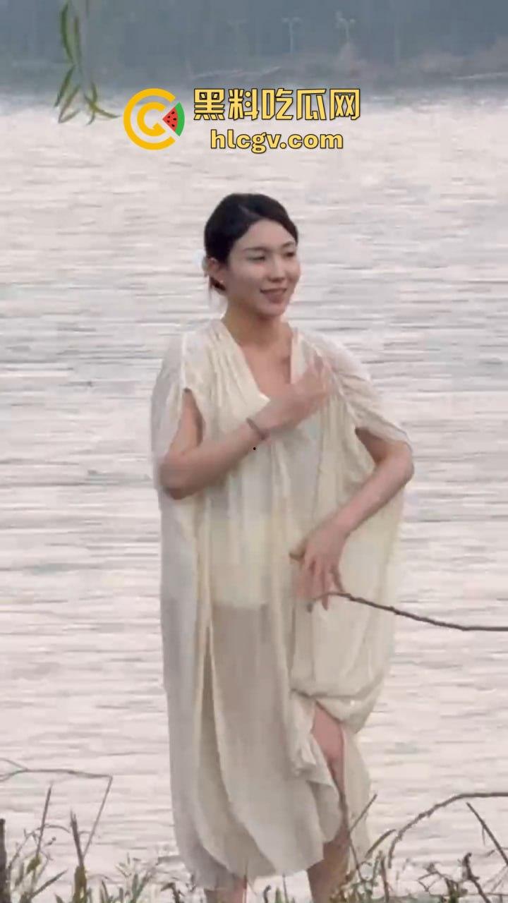 骚气人妻湖边写真骚到冒泡！穿薄纱大劈一字马，这骚架势把路人都看傻了，怪不得老公快秃了！-10