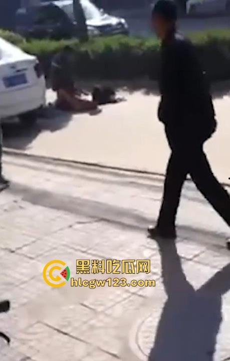 大爷大妈马路边激情做爱 被围观群众怼脸拍摄 吓的大爷连忙起身提裤子 大妈全裸状态还一脸懵逼！-2