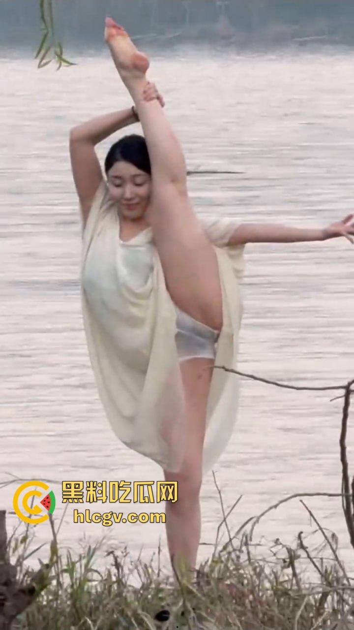 骚气人妻湖边写真骚到冒泡！穿薄纱大劈一字马，这骚架势把路人都看傻了，怪不得老公快秃了！-12