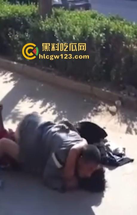 大爷大妈马路边激情做爱 被围观群众怼脸拍摄 吓的大爷连忙起身提裤子 大妈全裸状态还一脸懵逼！-6