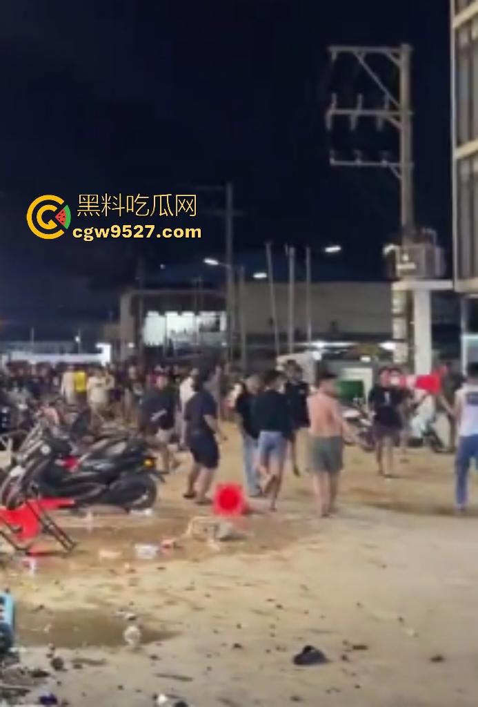 柬埔寨波贝火拼变闹剧！两拨废物互砸杂物，长棍对峙怂到爆，警察哨子吹破喉咙直到大部队到才镇场！-1