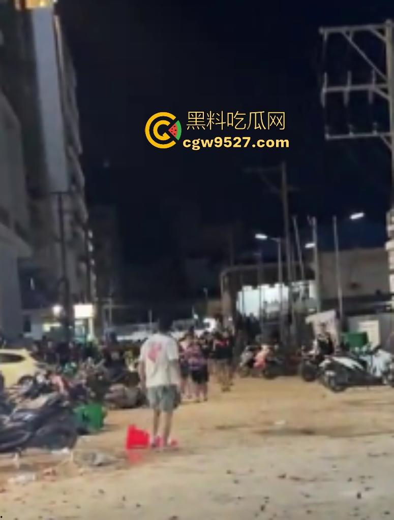 柬埔寨波贝火拼变闹剧！两拨废物互砸杂物，长棍对峙怂到爆，警察哨子吹破喉咙直到大部队到才镇场！-4