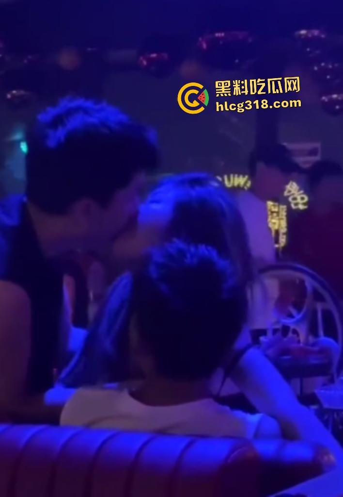 女友独自去酒吧喝醉坐别的男人腿上！裤子脱了插进去猛骑！一旁男的还趁机摸奶！-4