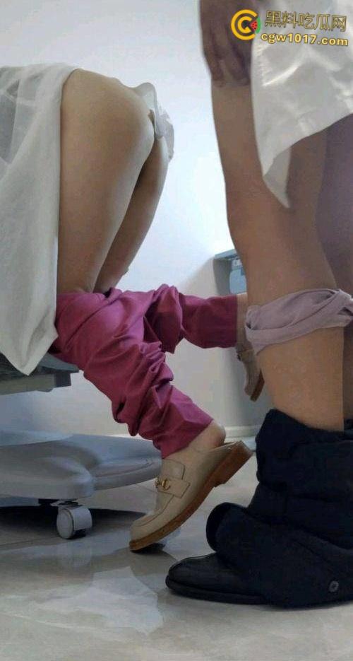 上班上累了去康复科找张姐，把她裤子脱了疯狂后入，小骚货小穴又紧又粉，要不是把我轰出去了，我肯定会肏她第二次 ！-6