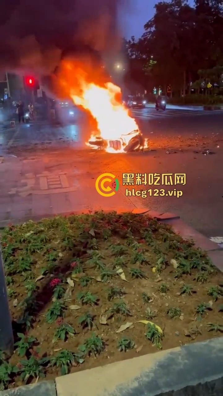 还好“滚”的快深圳龙华区一男子骑电动车突然自燃起火车主翻滚逃生-2