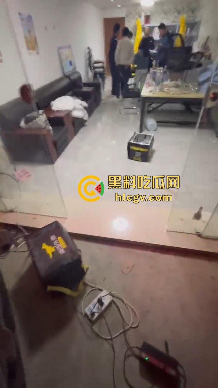 外卖小哥送错单，小仙女顾客怒喷对方，结果两人火花四溅直接开骂-7