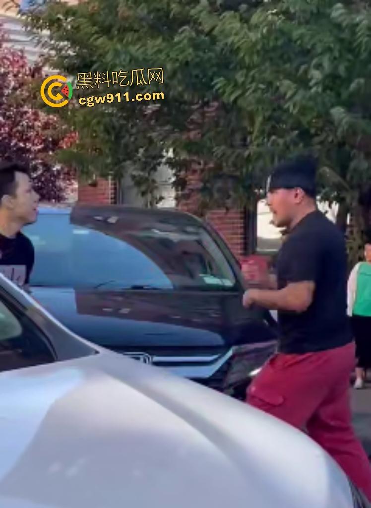 美国街头白人种族主义者狂喷黄种人歧视辱骂，被黄种拳皇暴揍成狗，嚣张叫嚣come here还挨拳反杀！-8