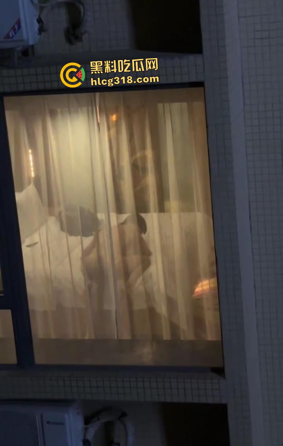 黑丝女口交脚翘高不拉窗帘做爱！三男一女偷拍笑称水平绝顶！还笑？下一个就是多P你！-2