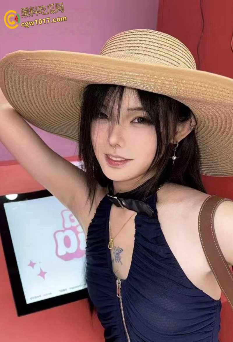 武汉龙华学院校花【陈雯晶】,俏丽女神性瘾难耐,晒淫照撩汉约炮 ,多毛骚穴搭开档黑丝堪称绝配!-2